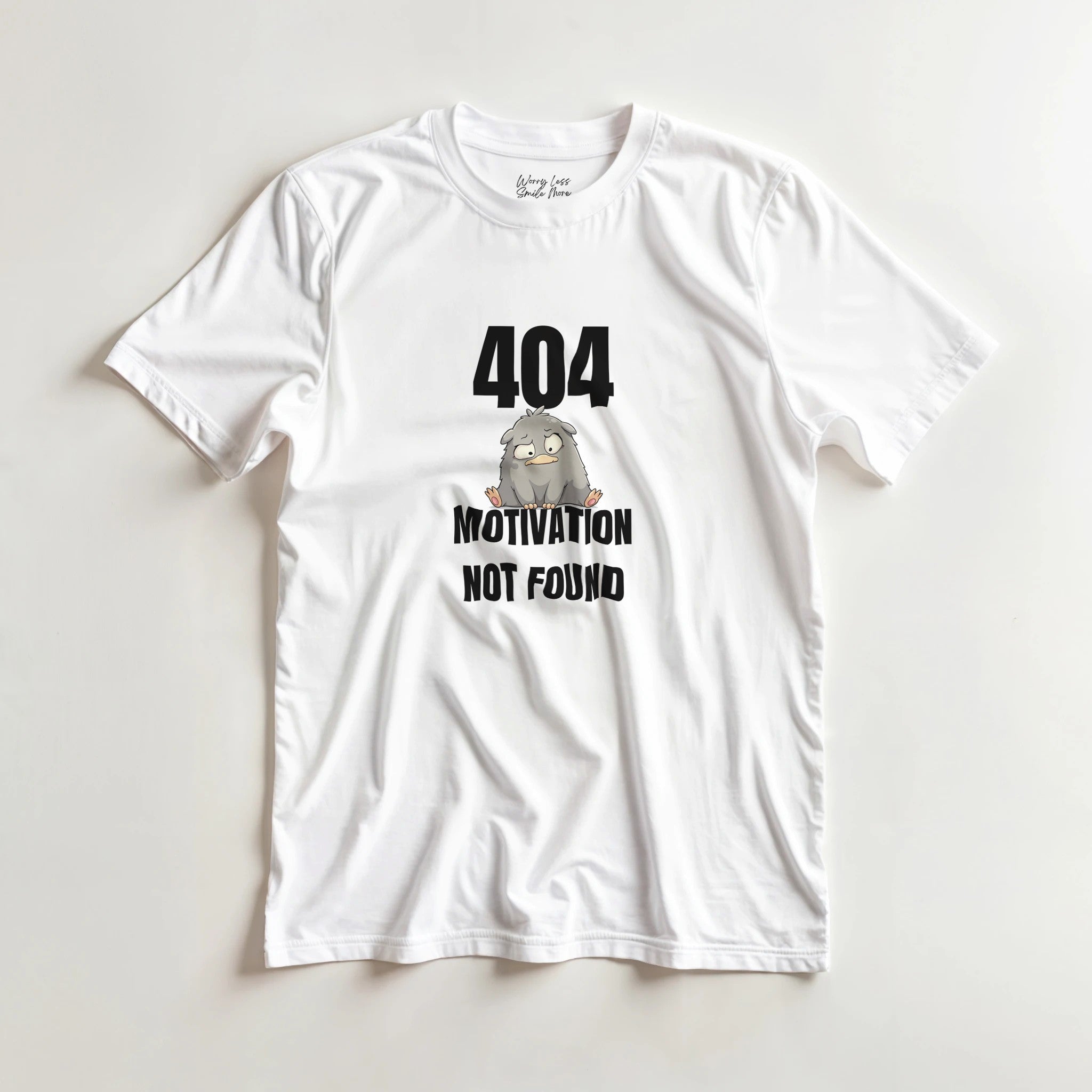 404 Motivation Not Found - grappig T-shirt in lichte kleur. Perfect voor nerds, gamers en studenten die liever chillen dan werken.
