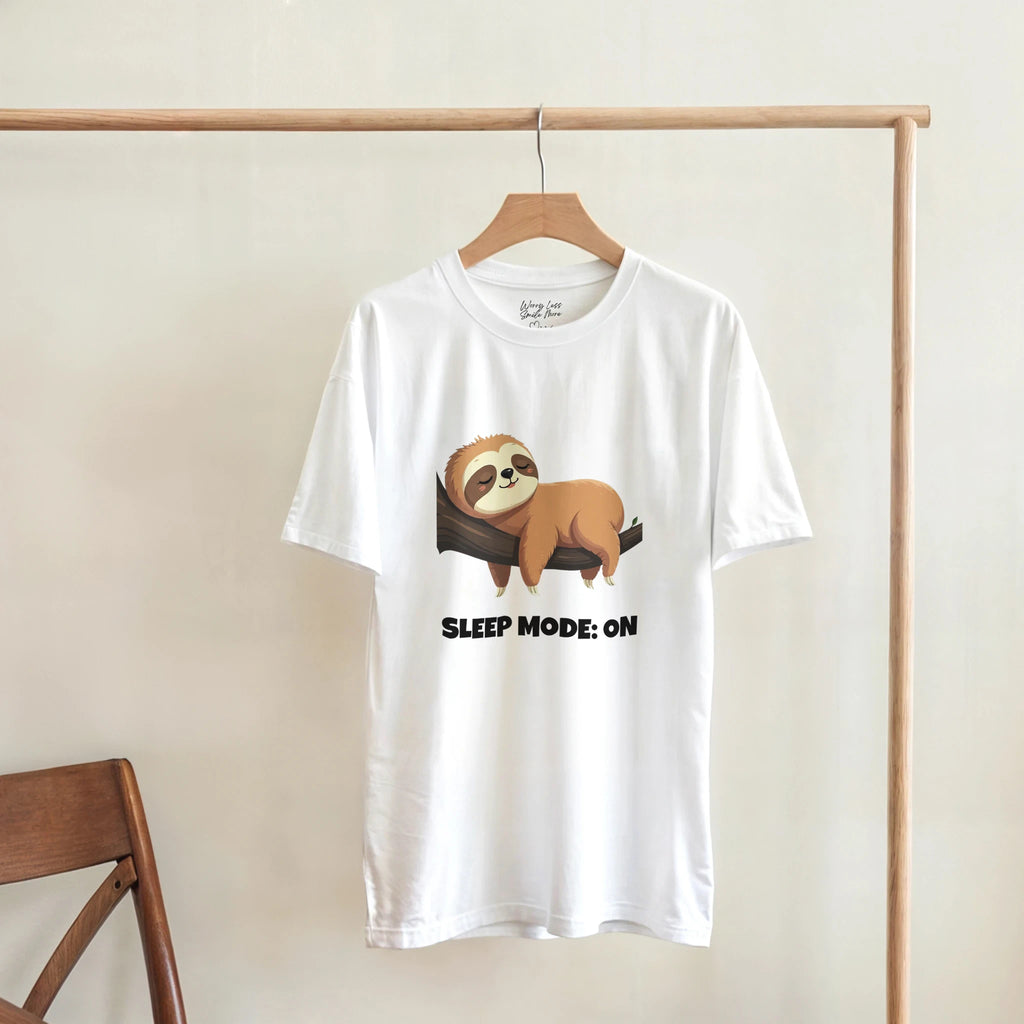 Altijd moe? Het “Sleep Mode: On” T-shirt met slapende sloth is dé funny nerd tee. Perfect cadeau voor studenten, gamers en iedereen die leeft in slaapstand.
