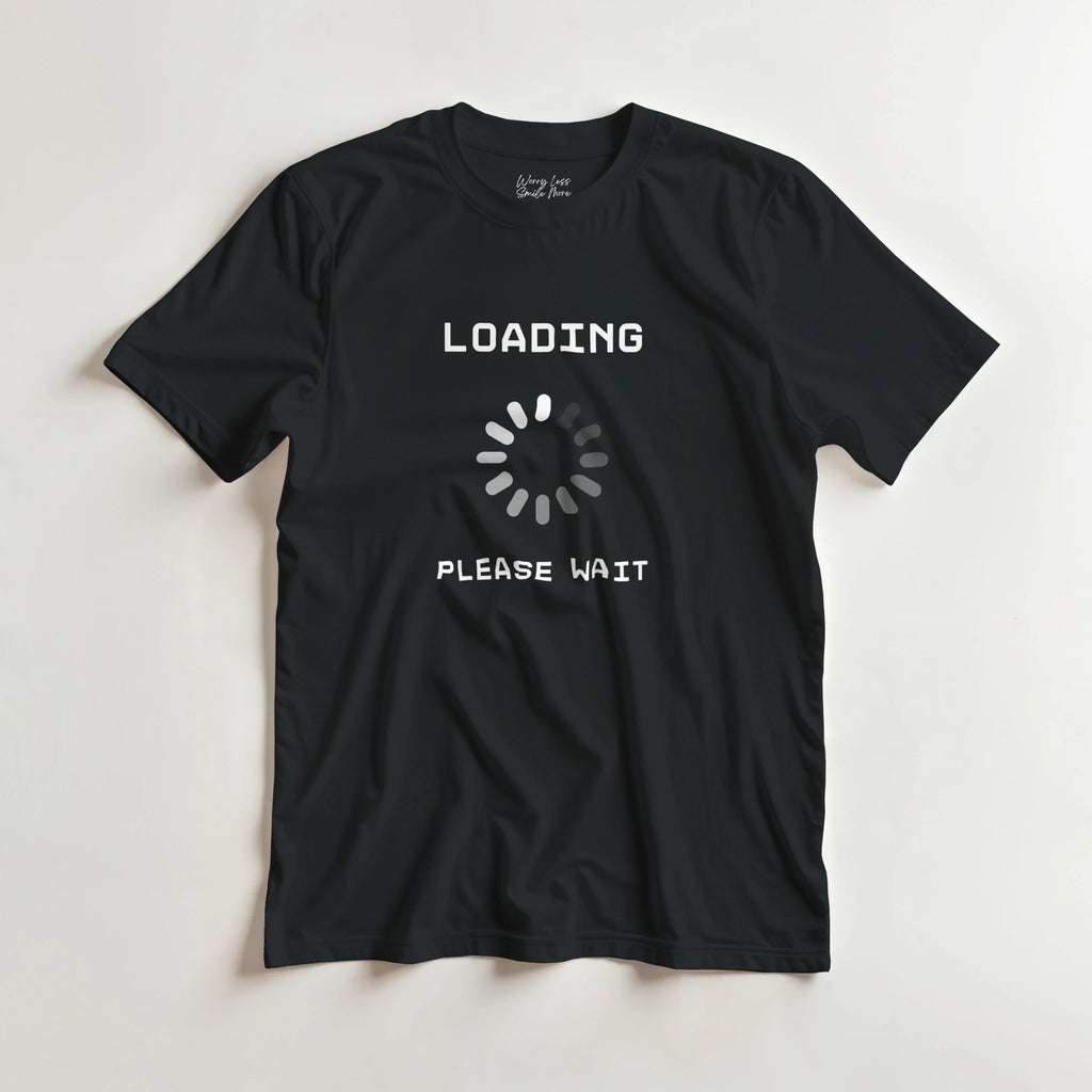 Altijd traag op gang? Het donkere “Loading… Please Wait” T-shirt is dé funny tee voor gamers, studenten en kantoorwerkers. Humoristisch cadeau voor wie altijd in buffering-modus zit.
