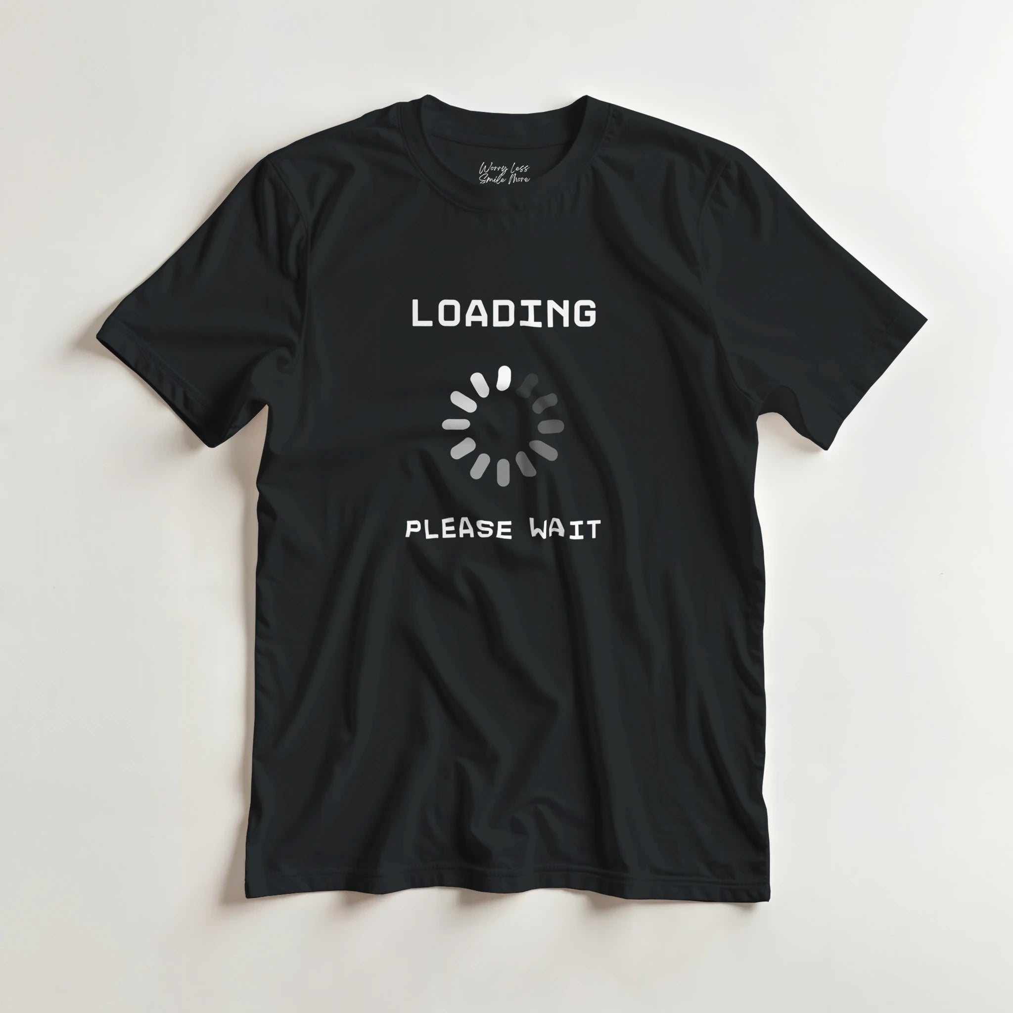 Altijd traag op gang? Het donkere “Loading… Please Wait” T-shirt is dé funny tee voor gamers, studenten en kantoorwerkers. Humoristisch cadeau voor wie altijd in buffering-modus zit.
