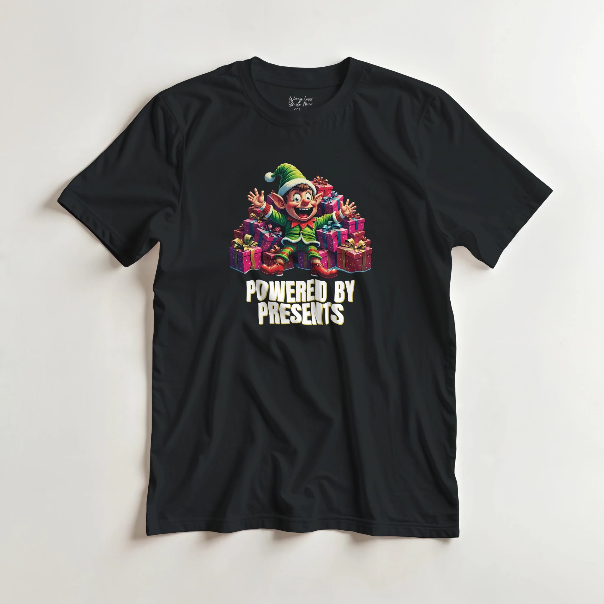Elf Kerst Shirt - Powered By Presents - Kerst T-Shirt Zwart