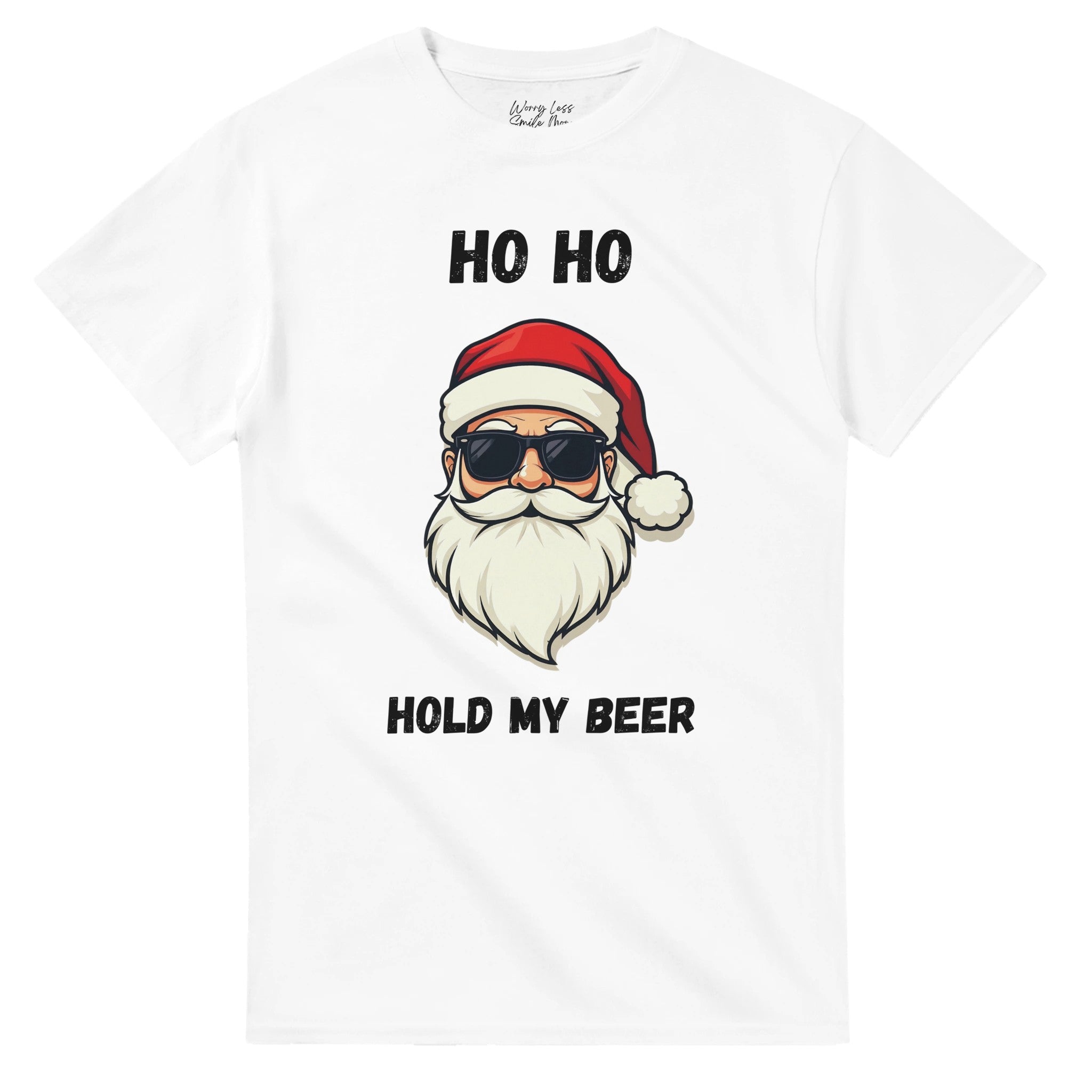 Grappig kerstshirt 🎅🍺 met coole Kerstman in zonnebril en de tekst “Ho Ho Hold My Beer”. Perfect als foute kerst outfit, secret santa cadeau of party shirt.
