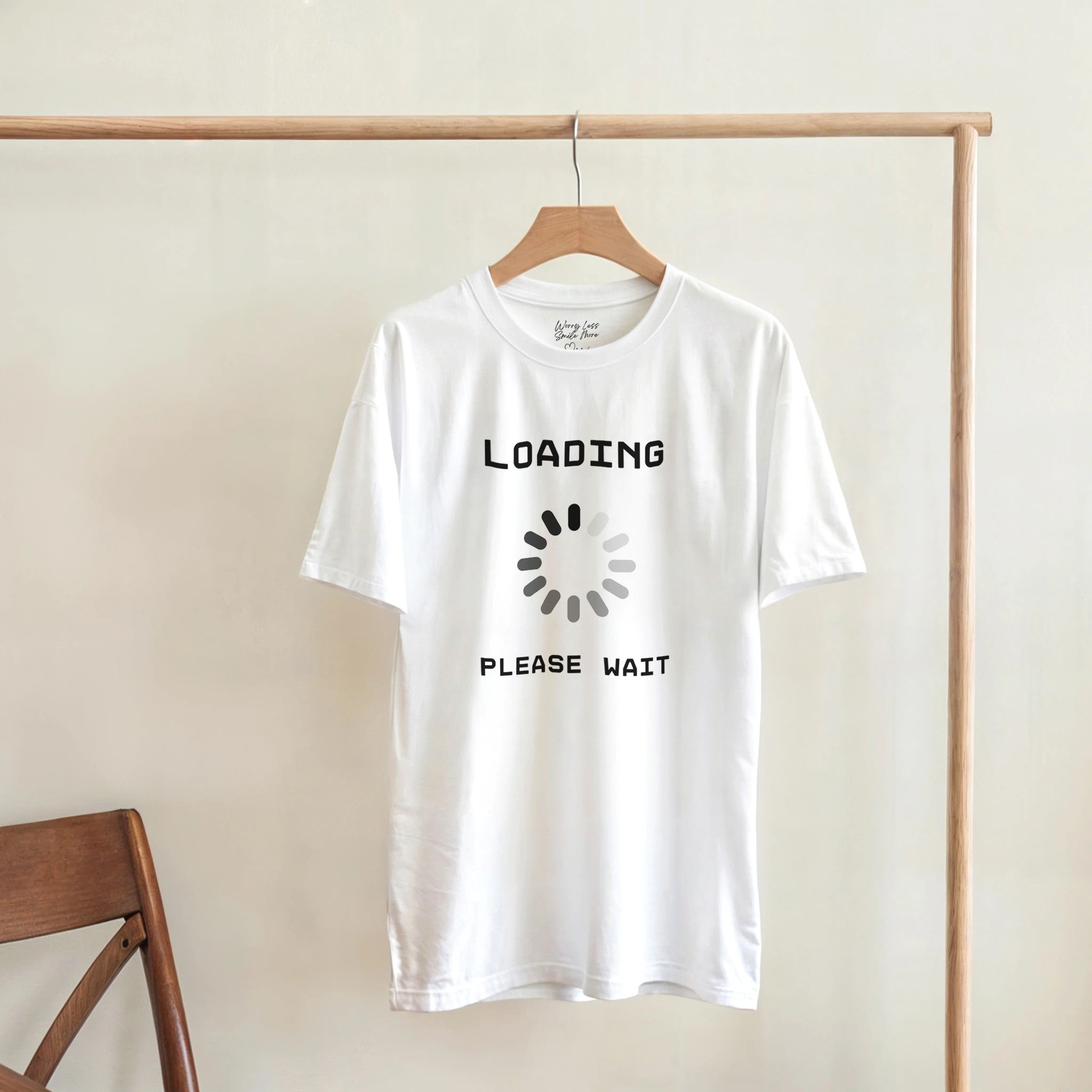 Het “Loading… Please Wait” T-shirt in lichte kleur: funny nerd tee voor gamers, studenten en kantoorwerkers. Perfect luchtig shirt voor elke dag met een vleugje droge humor.
