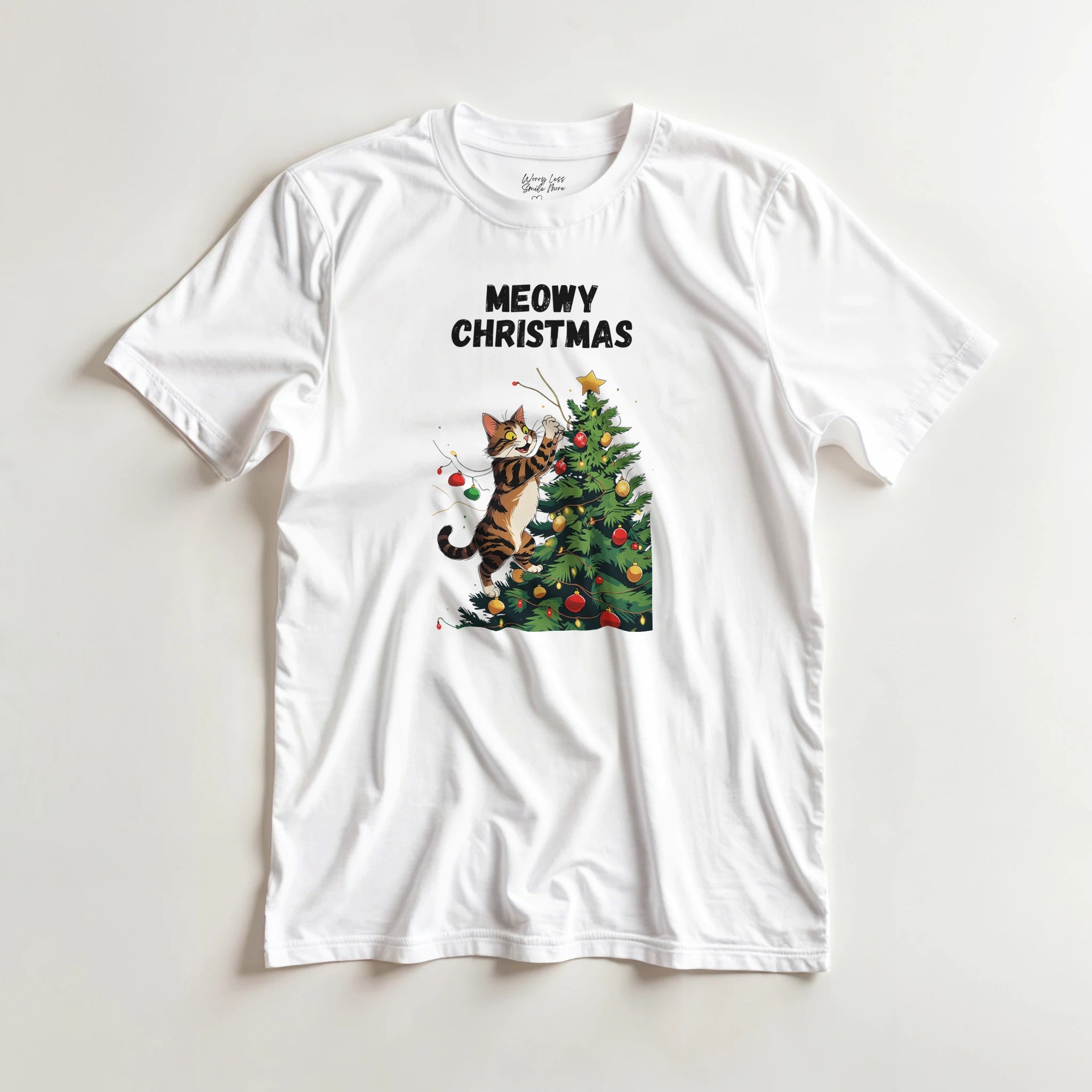 Meowy Christmas Wit T-Shirt met Kat die de kerstboom vernielt