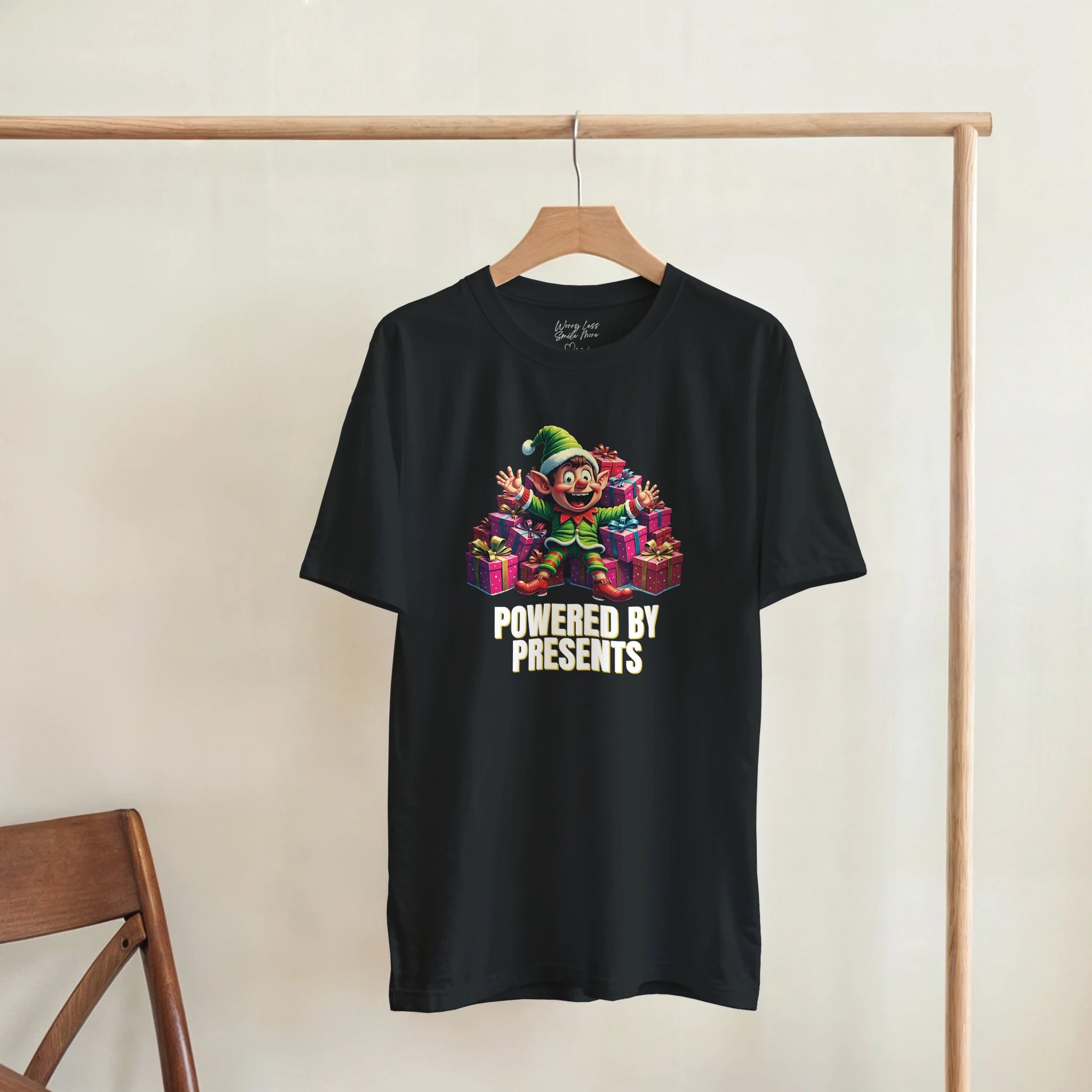 Powered by Presents - Zwart Kerst T-shirt
