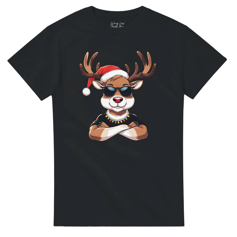 Rudolf? Nee, z’n coole neef. 😎 Dit rendier draagt zonnebril en attitude. Het perfecte grappige kerst t-shirt voor wie humor en stijl wil combineren.
