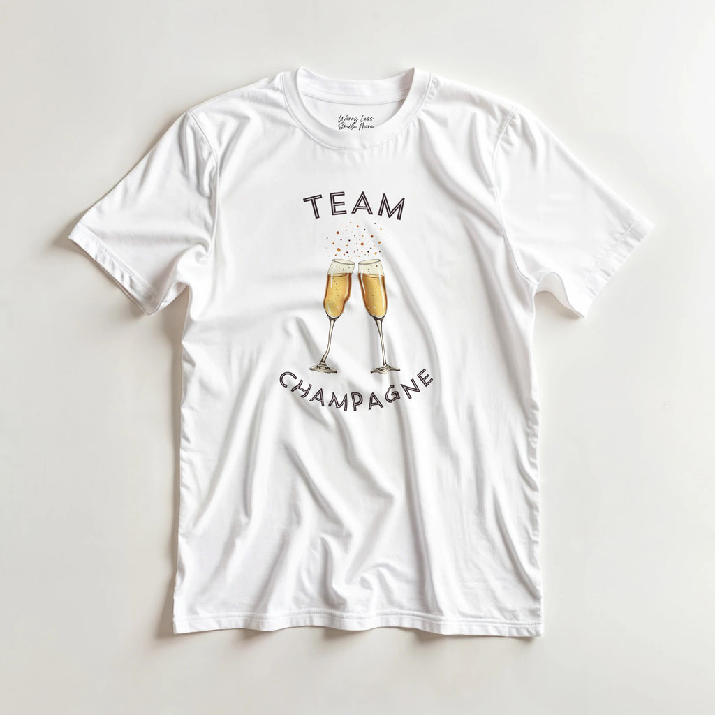 🥂 Vier oudejaarsavond in stijl met het “Team Champagne” T-shirt. Perfect funny shirt voor verjaardagsfeestjes, Nieuwjaar of andere feestelijke gelegenheden
