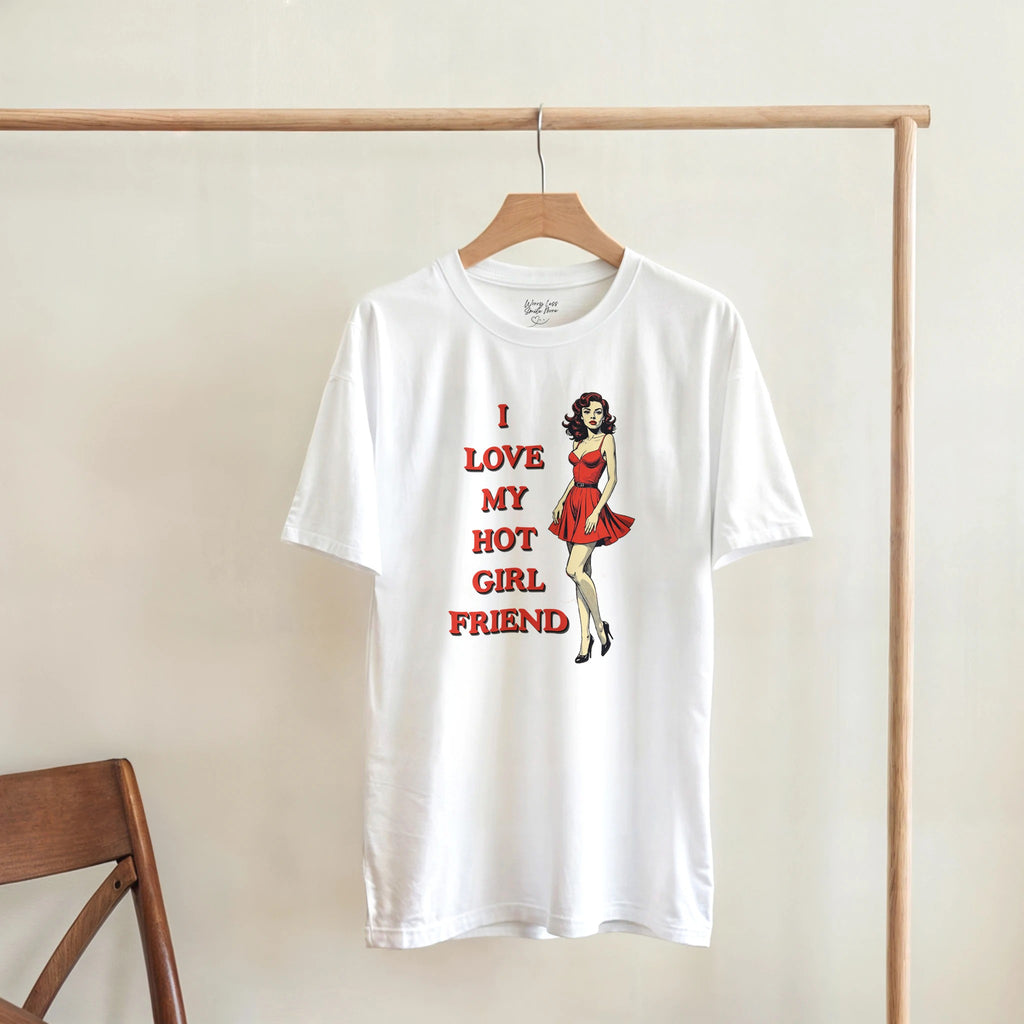 Wit 'I love my hot girlfriend' Shirt