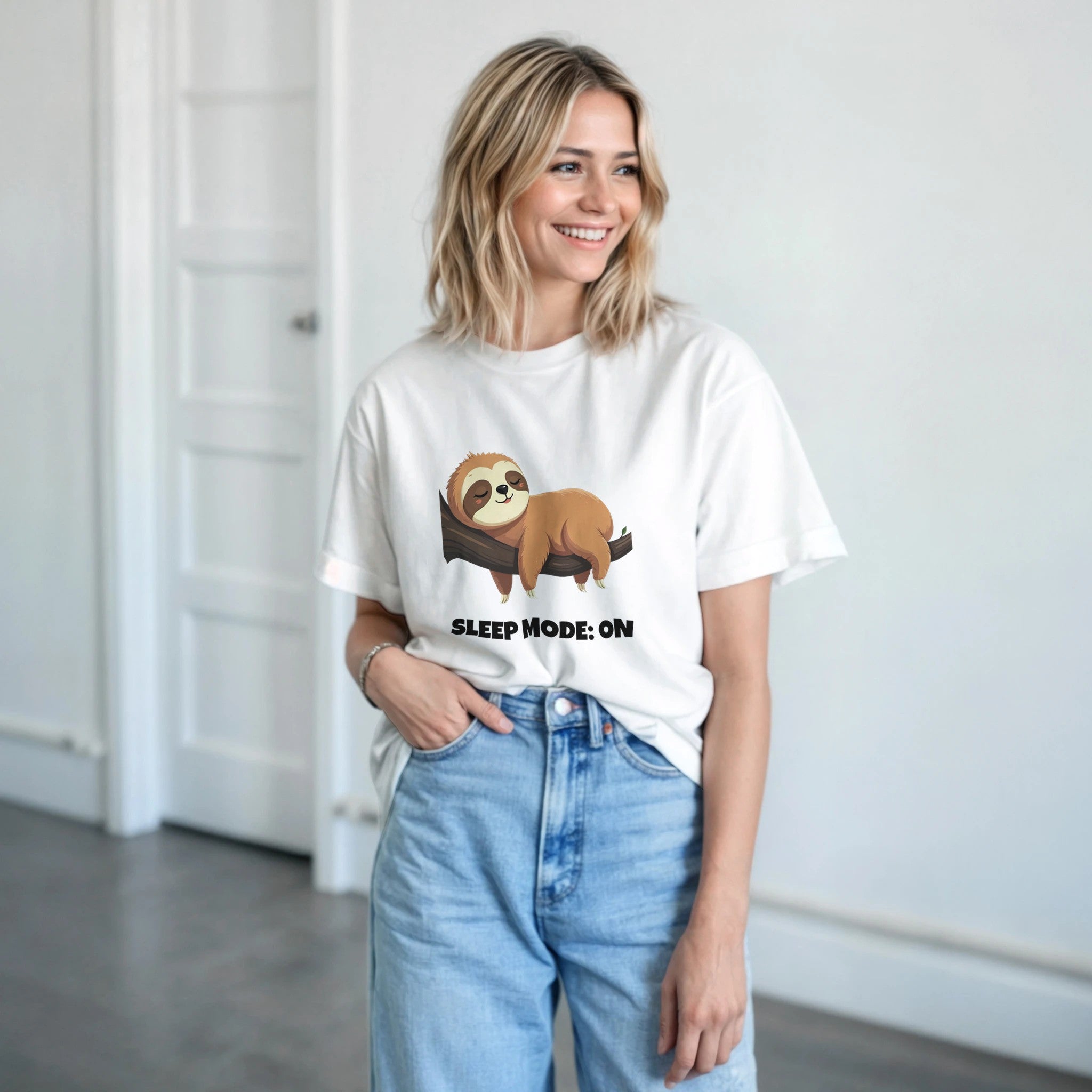 Wit T-shirt met slapende luiaard: Sleep Mode On 