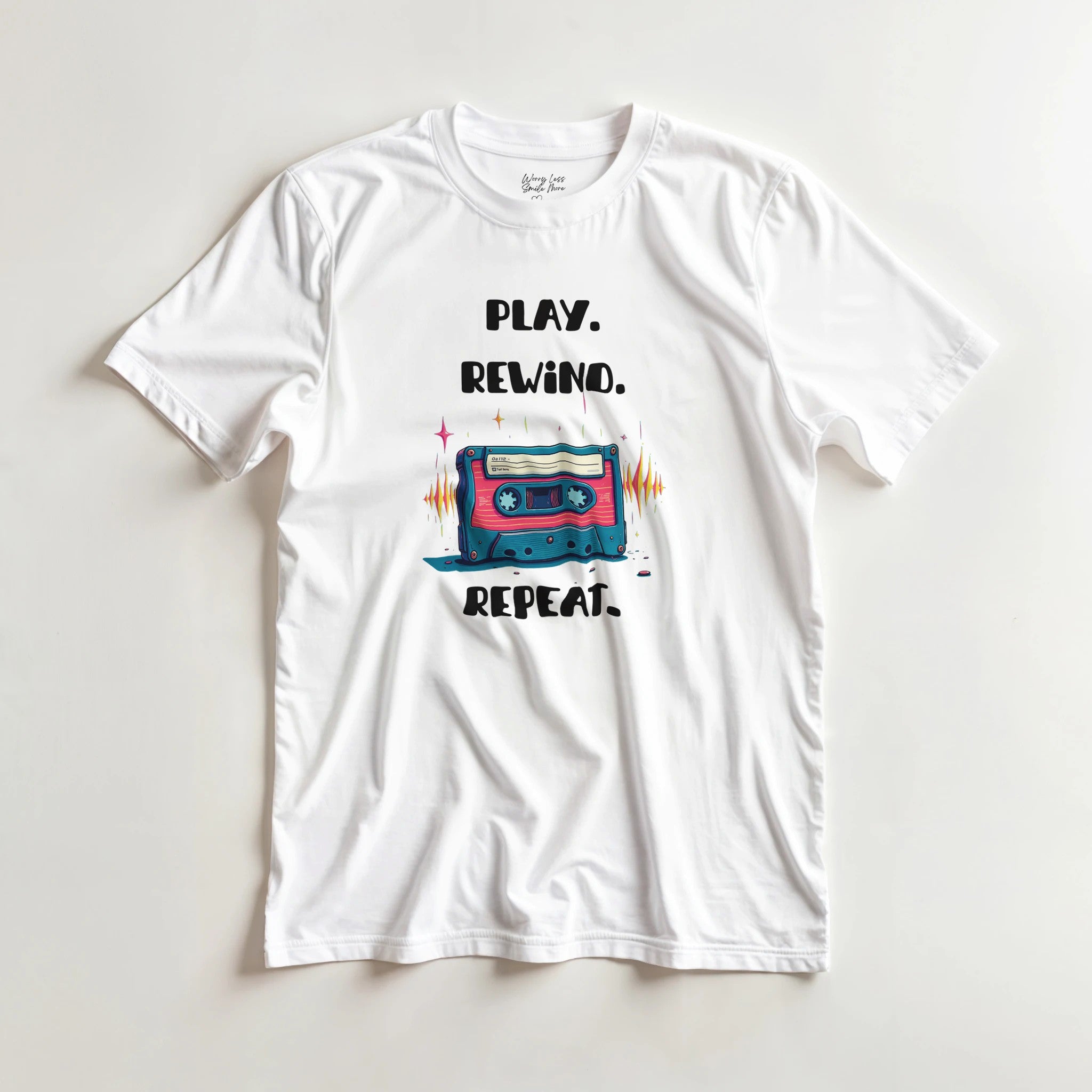 Wit shirt met cassette= Play - Rewind - Repeat