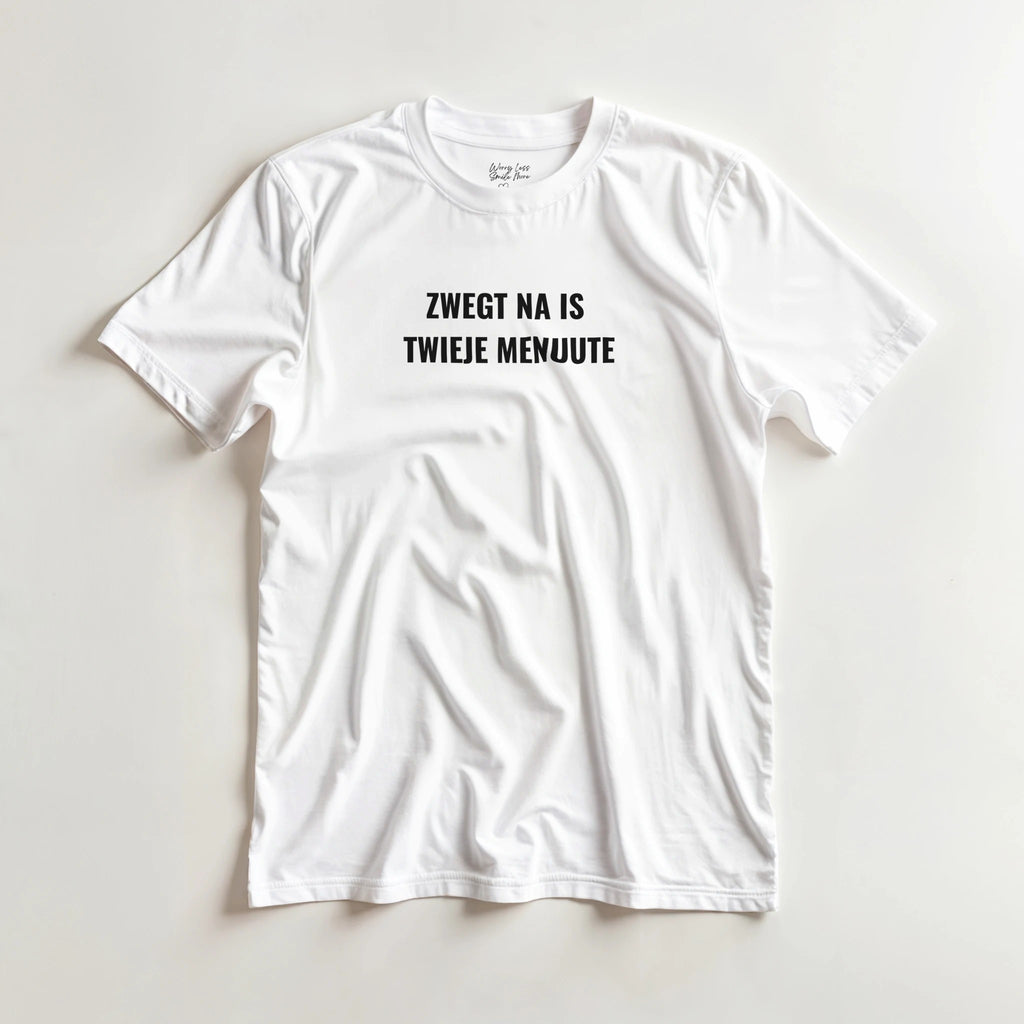Zwegt na is twieje menuute - zwijg! Wit T-Shirt