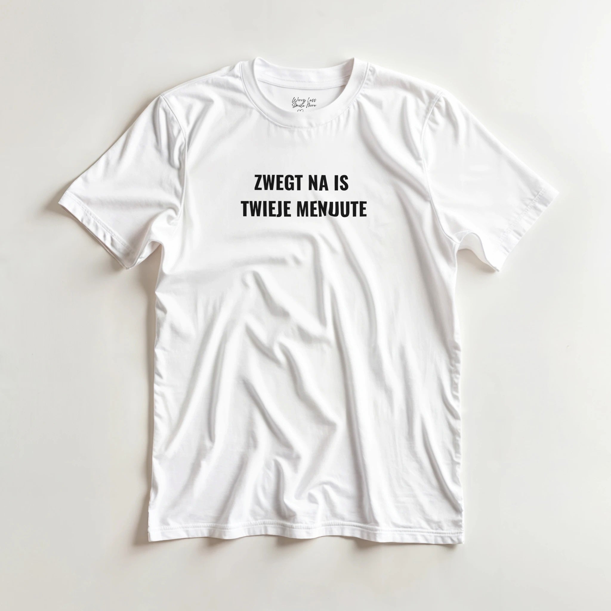 Zwegt na is twieje menuute - zwijg! Wit T-Shirt